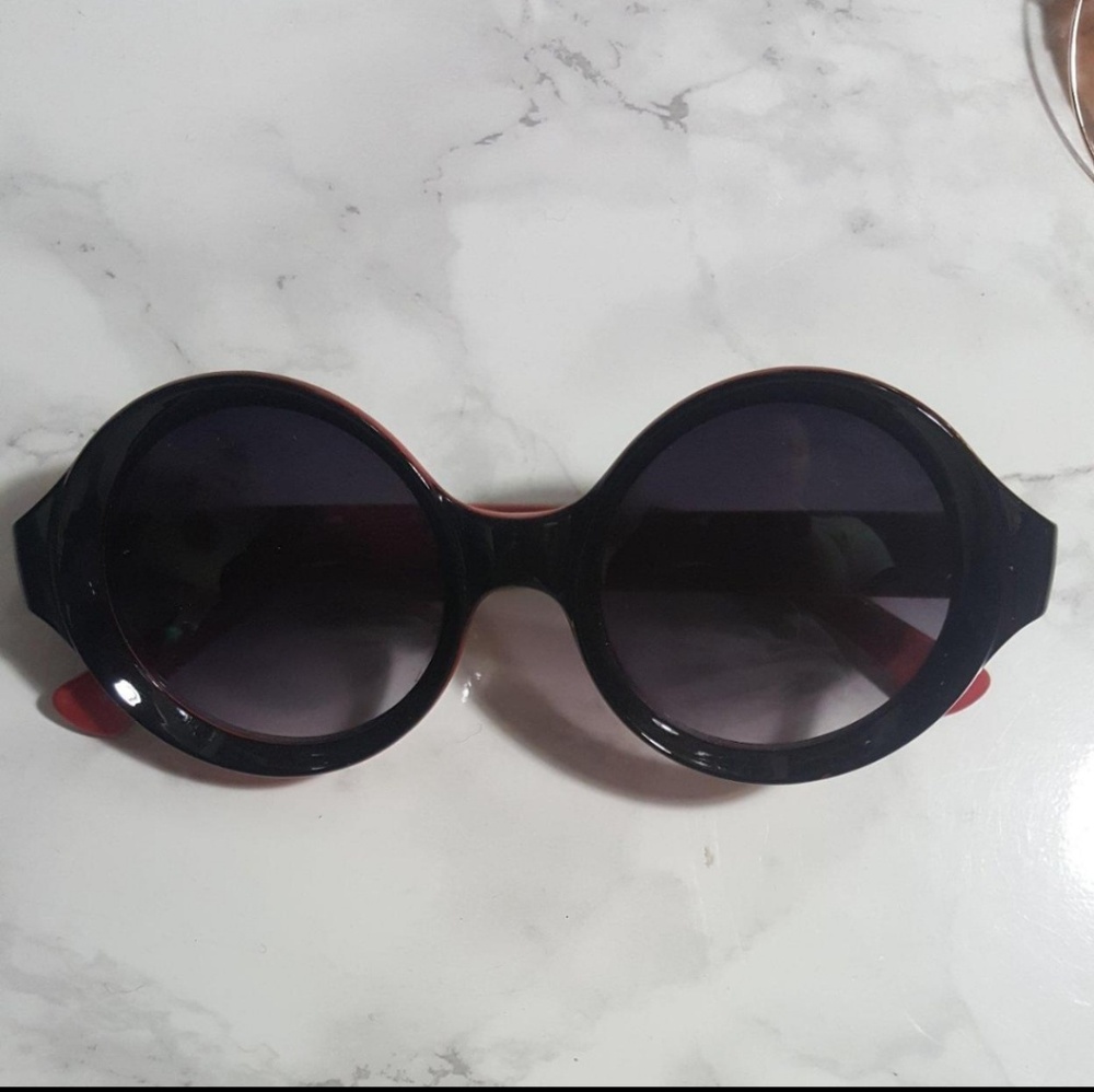 Black red round sunglasses
